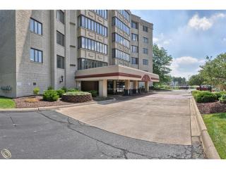 43100 12 Oaks Crescent Dr, Novi MI  48377-3405 exterior