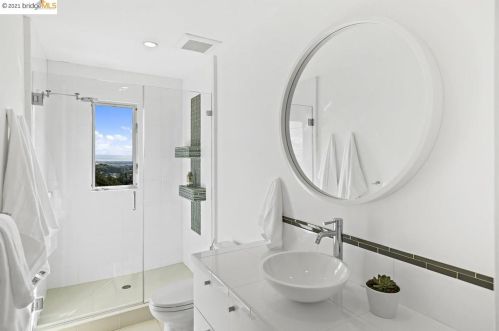 1560 Grand View Dr, Berkeley CA 94705-1637 exterior