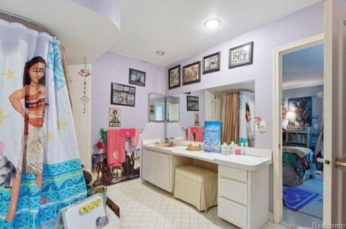 1201 Oakwood Ct, Rochester MI 48307-2539 exterior