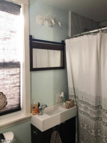 40 Bruen Ave, Irvington, NJ 07111-3513