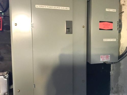 25 Pearl St, Windsor Locks CT 06096-1421 exterior