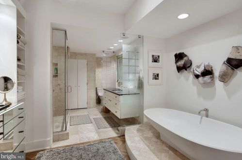 2700 Calvert St, Washington DC  20008-2663 exterior