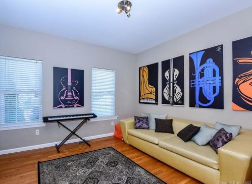 96 Juniper Dr, Milford CT 06461-9118 exterior