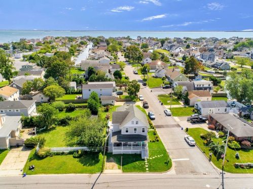 222 Cedar Ln, Babylon NY  11702-4417 exterior