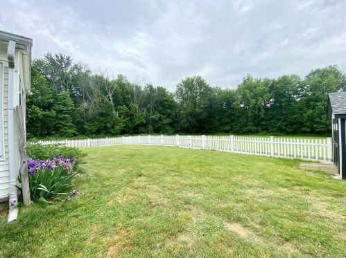 3 Oliver Rd, Enfield CT 06082-5512 exterior