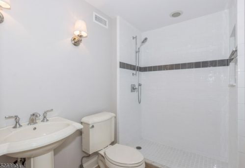 10 Baxter Ln, Town Center NJ 07052-1429 exterior