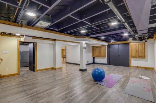 6990 Barnett Ln, Milwaukee WI 53217-3606 exterior