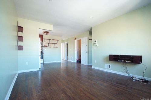 258 Robinson Ave, Bronx NY  10465-3139 exterior