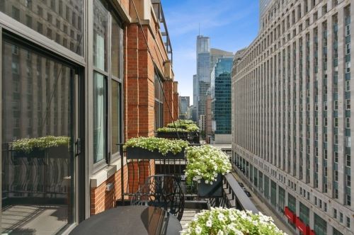 333 Hubbard St, Chicago IL  60654-4923 exterior