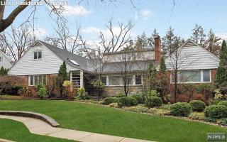 692 Camperdown Rd, Teaneck, NJ 07666-2056