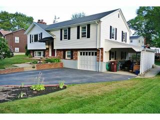 150 Glaude Ln, Woonsocket, RI 02895-1614