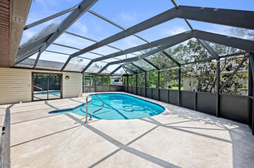 102 Whitmore Dr, Fort Pierce FL 34984-3738 exterior