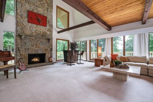 22 Carolyn Pl, Armonk NY 10504-1101 exterior