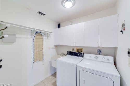 372 Sharwood Dr, Naples FL 34110-5724 exterior