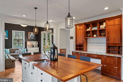 580 Mermaid Ln, Philadelphia PA 19118-4026 exterior