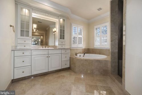 1493 Evans Farm Dr, Mc Lean VA 22101-5656 exterior