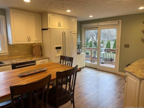 42 Oxford Dr, Enfield CT 06082-2535 exterior