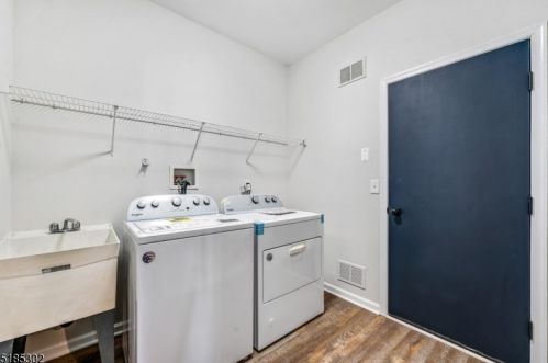 11 Bakley Ter, Town Center NJ  07052-2169 exterior