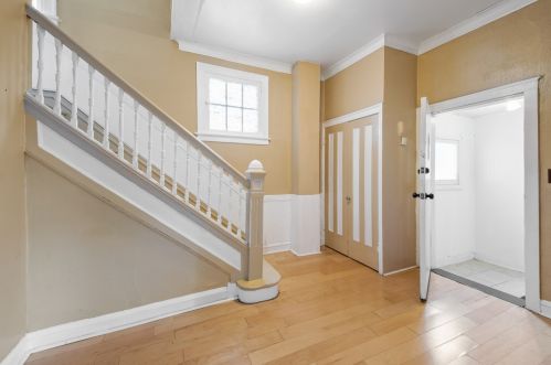 2481 74th St, Chicago, IL 60649-3423