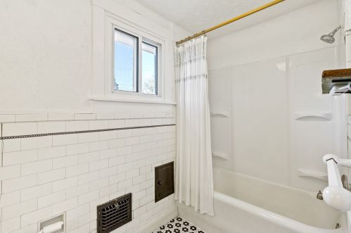 1986 Chalfant St, Pittsburgh PA 15221-1202 exterior