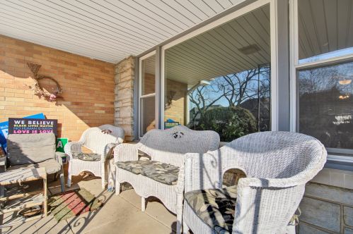 111 Oneida Ave, Elmhurst, IL 60126-4427