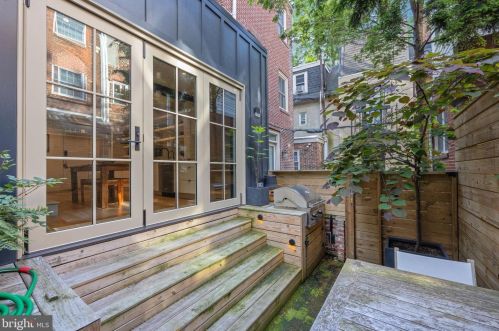 320 Iseminger St, Philadelphia PA  19107-5904 exterior