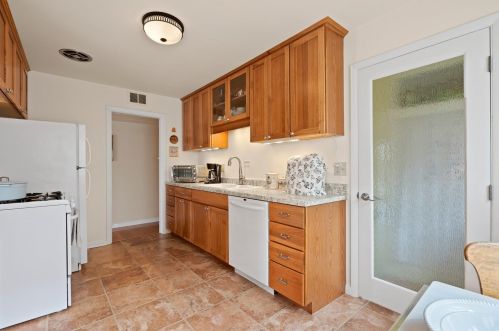 5640 Braeburn Ln, Milwaukee WI 53209-3328 exterior