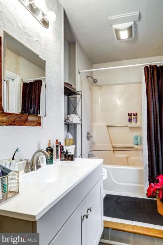 436 Lemon St, Lancaster PA 17603-3345 exterior