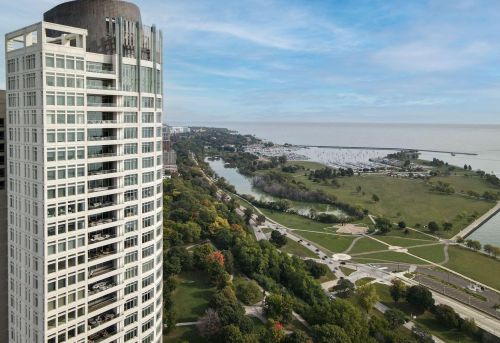 825 Prospect Ave, Milwaukee WI  53202-3915 exterior