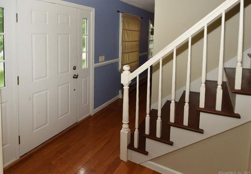 4 Autumn Dr, Enfield CT 06082-6236 exterior