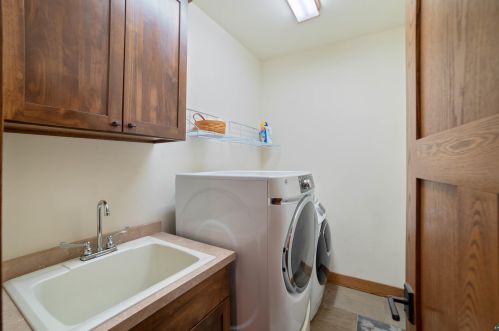 4881 Trails End Dr, Duluth MN 55811-3690 exterior