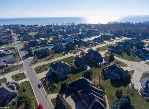 33654 Lotties Dr, New Baltimore MI 48047-2378 exterior