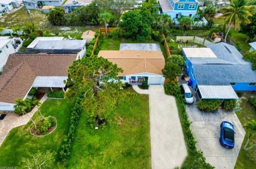 1096 Rordon Ave, Naples FL 34103-4577 exterior