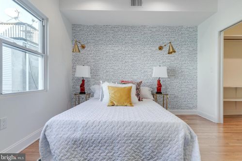 1009 Greenwich St, Philadelphia PA 19147-6409 exterior