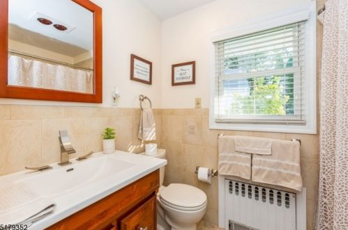 26 Acorn Dr, Clark NJ 07066-2109 exterior