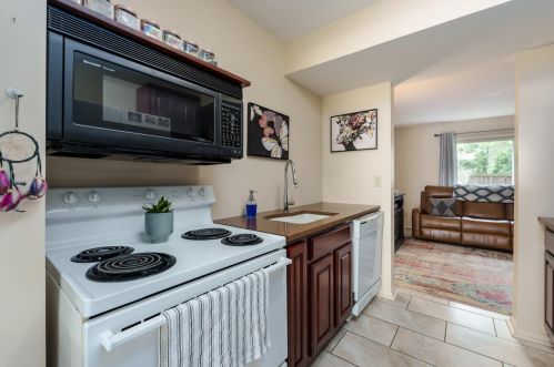 3647 Kenbrooke Ct, Kalamazoo MI 49006-5438 exterior