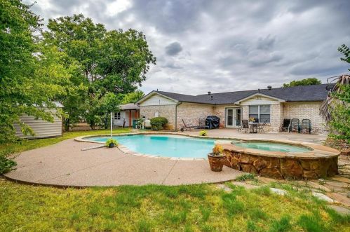 408 Douglas St, Burleson TX 76028-3547 exterior