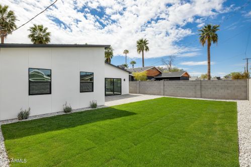 1038 Clarendon Ave, Phoenix AZ 85033-4119 exterior