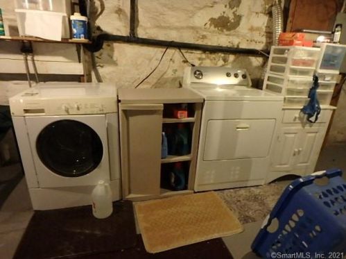 47 Maple St, Manchester CT 06040-5527 exterior