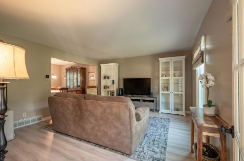 1049 Cedar Crst Dr, Bull Valley IL 60014-6931 exterior