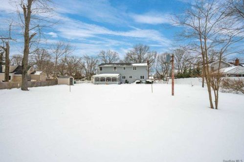 10 Pawnee Dr, Commack NY 11725-4210 exterior