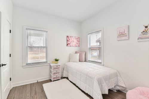 1325 Pryor Ave, Milwaukee WI  53207-1869 exterior