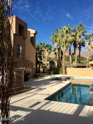 5675 Camino Esplendora, Tucson AZ  85718-4501 exterior