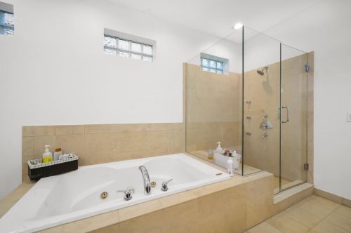 1725 Winchester Ave, Chicago IL 60622-1393 exterior