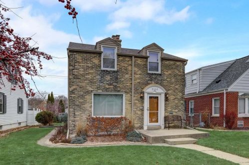 2335 54 St, Milwaukee WI 53219-3352 exterior