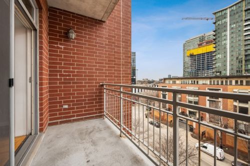 657 Fulton St, Chicago IL  60661-1284 exterior