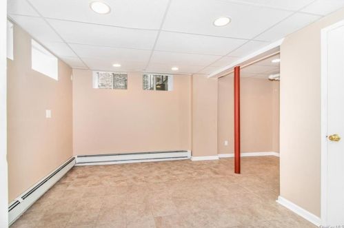 251 239 St, Bronx NY 10470-1811 exterior