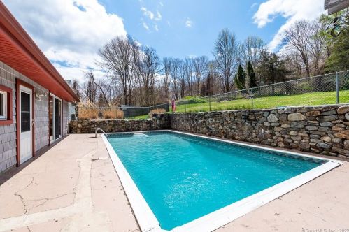 214 Maple Ave, Uncasville, CT 06382-2018