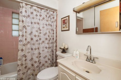 714 Ave, Waukegan IL 60085-3950 exterior