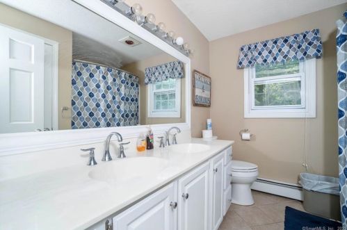 21 Celtic Ct, Enfield CT 06082-5777 exterior